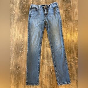 Women’s Skinny Jeans in Medium Blue Wash